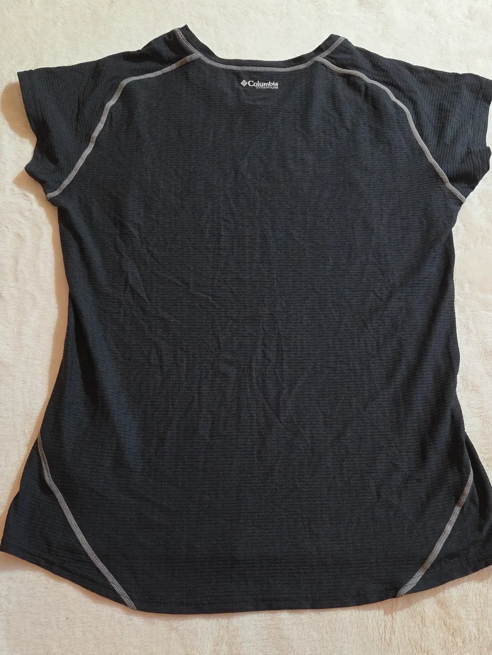 Columbia Black Short-Sleeve Active Tee with Gray Contrast Seams